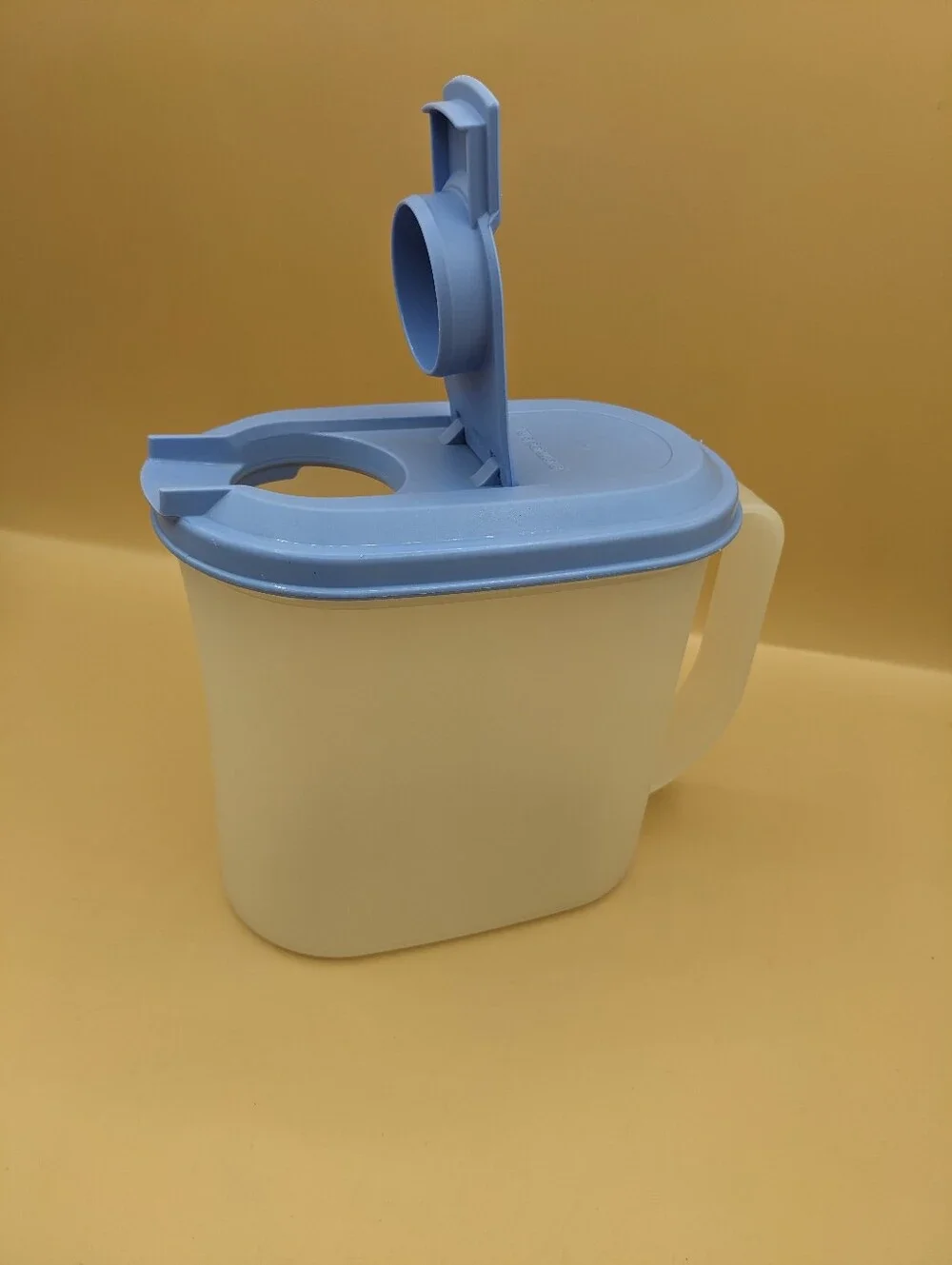 Tupperware 1 Qt Slim Pitcher 2189D-1 Blue Flip Top Lid 2010B-3 2011B-8 Pre-owned